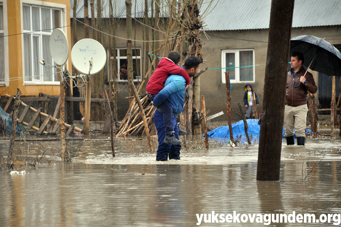 Veliler, öğrencileri sırtlarında taşıyarak okula götürdü 20