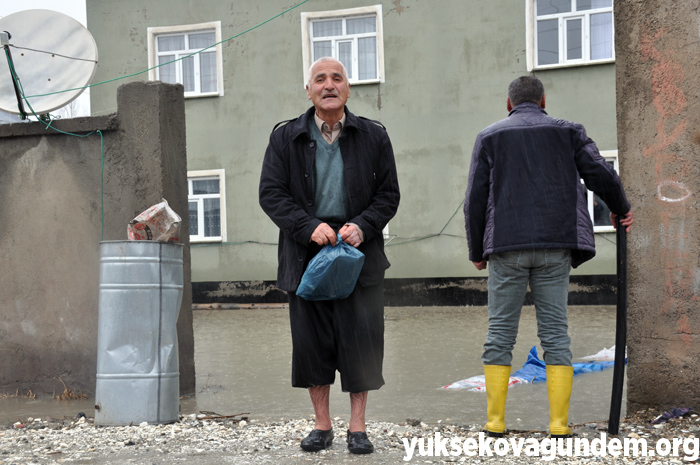 Veliler, öğrencileri sırtlarında taşıyarak okula götürdü 23