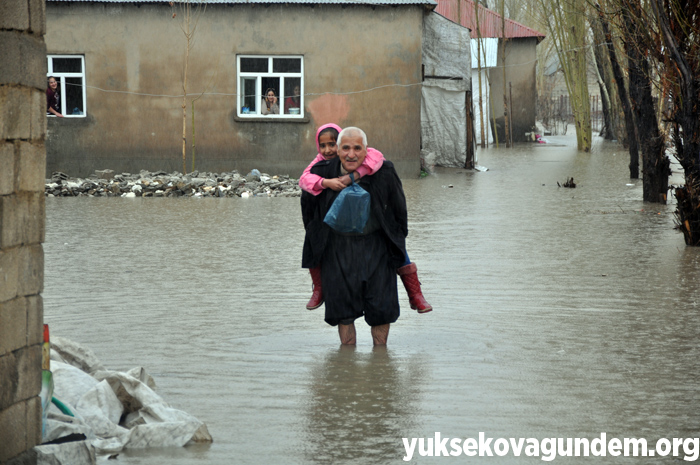 Veliler, öğrencileri sırtlarında taşıyarak okula götürdü 26