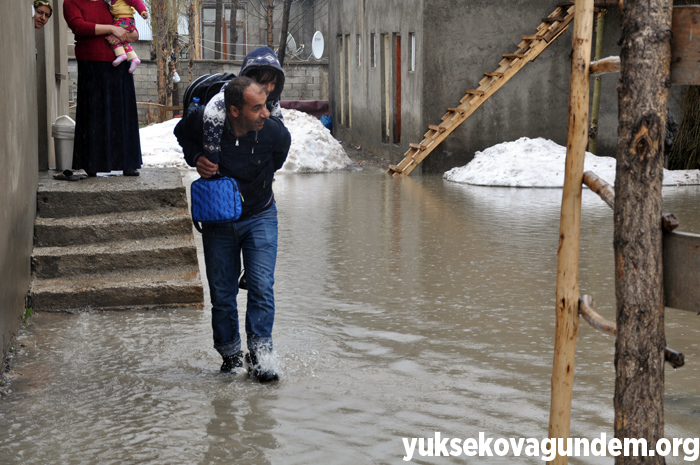 Veliler, öğrencileri sırtlarında taşıyarak okula götürdü 27