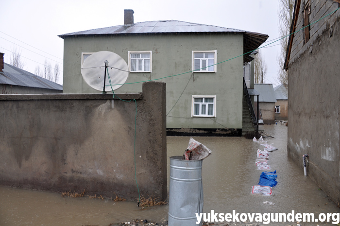 Veliler, öğrencileri sırtlarında taşıyarak okula götürdü 32