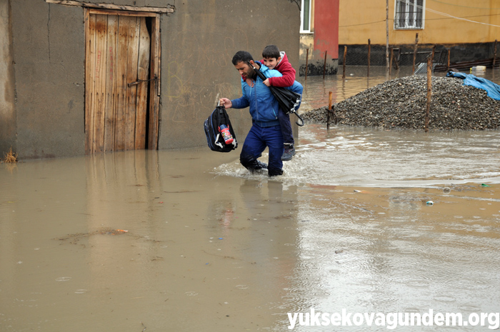 Veliler, öğrencileri sırtlarında taşıyarak okula götürdü 33