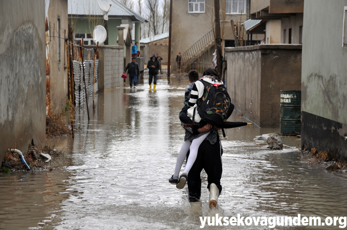 Veliler, öğrencileri sırtlarında taşıyarak okula götürdü 4