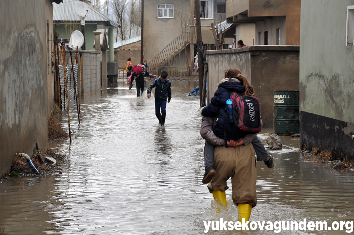 Veliler, öğrencileri sırtlarında taşıyarak okula götürdü 5