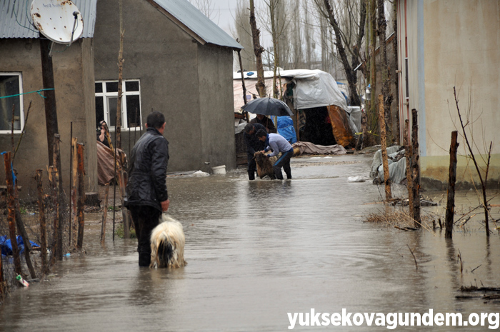 Veliler, öğrencileri sırtlarında taşıyarak okula götürdü 7