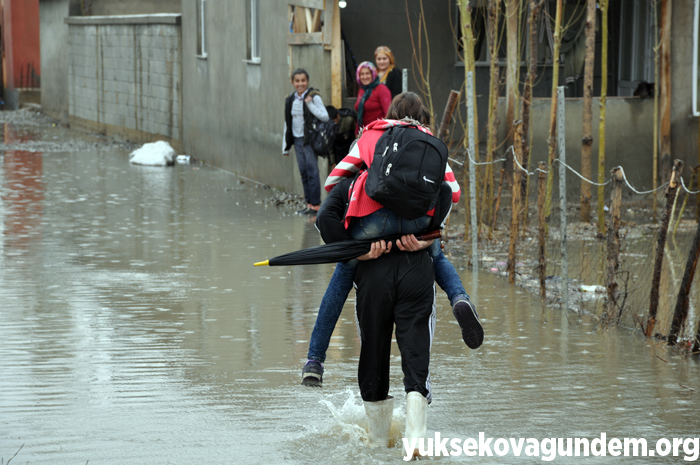 Veliler, öğrencileri sırtlarında taşıyarak okula götürdü 9