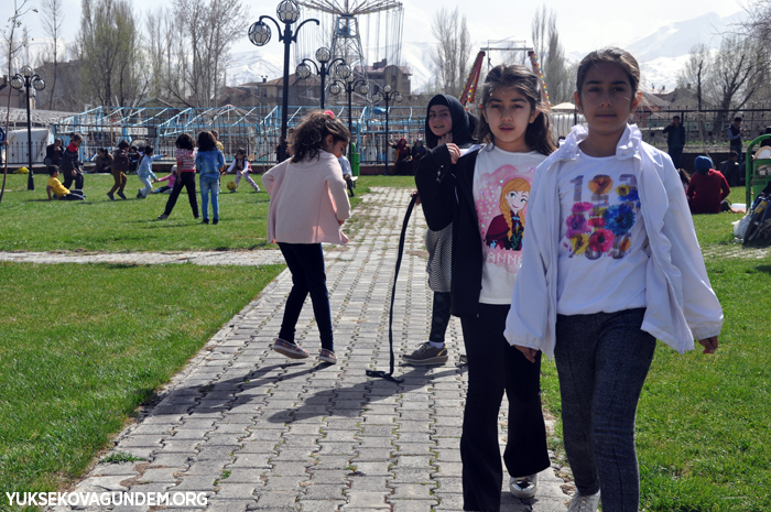 Yüksekova'da vatandaşlar parklara akın etti 1