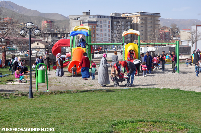 Yüksekova'da vatandaşlar parklara akın etti 10