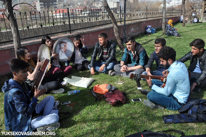 Yüksekova'da vatandaşlar parklara akın etti 6
