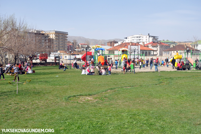 Yüksekova'da vatandaşlar parklara akın etti 7