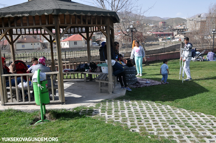 Yüksekova'da vatandaşlar parklara akın etti 9