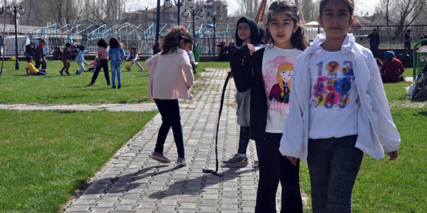 Yüksekova'da vatandaşlar parklara akın etti