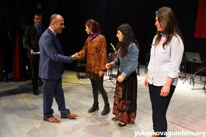 Yüksekova'da resim sergisi ve sertifika töreni 15