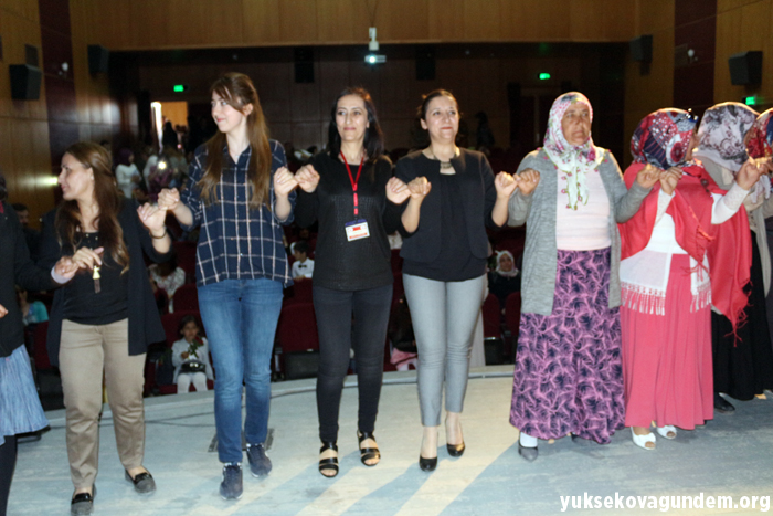 Yüksekova'da anneler günü kutlandı 13