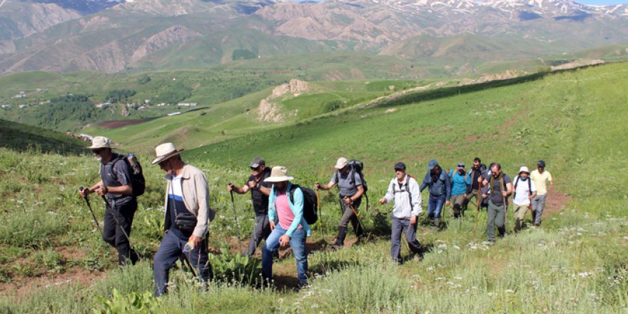 Yüksekova dağları ziyaretçilerini bekliyor