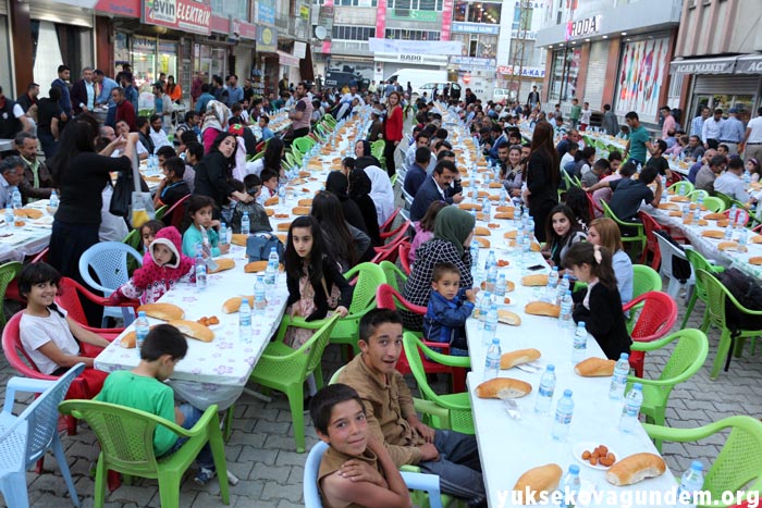 VEDAŞ Yüksekova'da iftar yemeği verdi 4