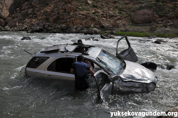 Yüksekova'da feci kaza: 1 ölü, 5 yaralı, 3 kayıp 11