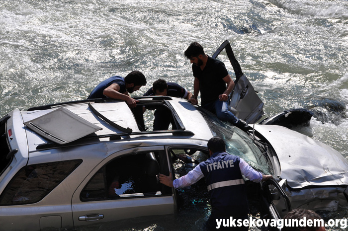 Yüksekova'da feci kaza: 1 ölü, 5 yaralı, 3 kayıp 12
