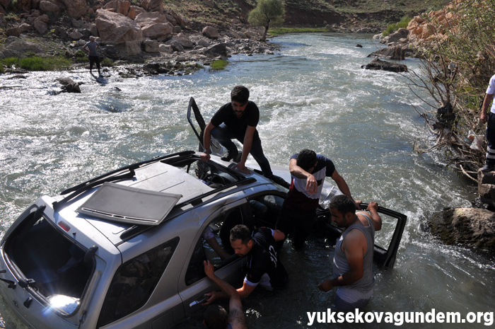 Yüksekova'da feci kaza: 1 ölü, 5 yaralı, 3 kayıp 16