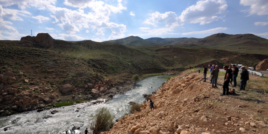 Yüksekova'da feci kaza: 1 ölü, 5 yaralı, 3 kayıp