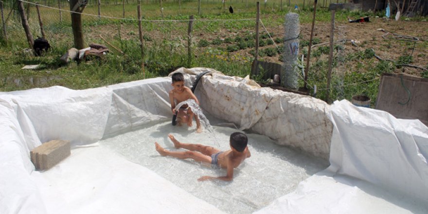 Yüksekovalı çocukların briket ve brandalı havuz keyfi