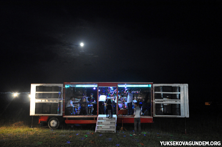 Çiftçi ailesinin mutlu günü 105