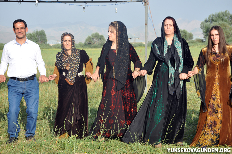 Çiftçi ailesinin mutlu günü 42