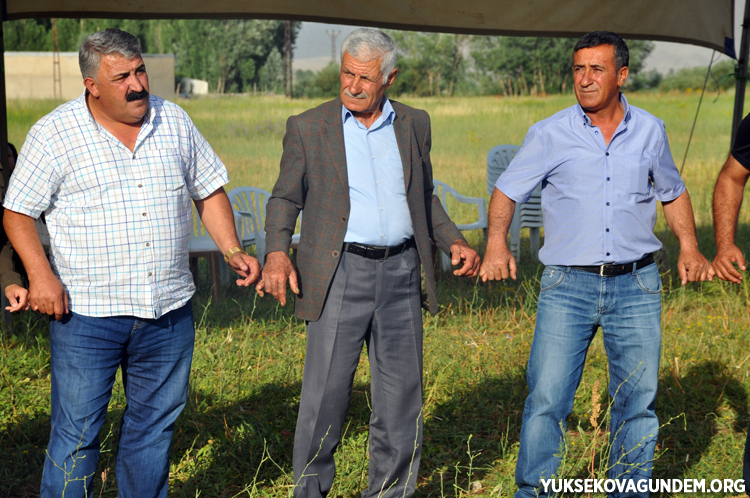 Çiftçi ailesinin mutlu günü 44