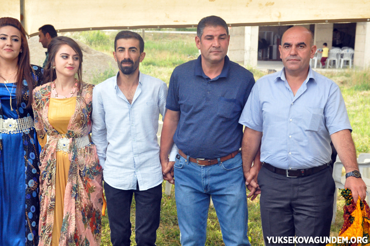 Çiftçi ailesinin mutlu günü 74