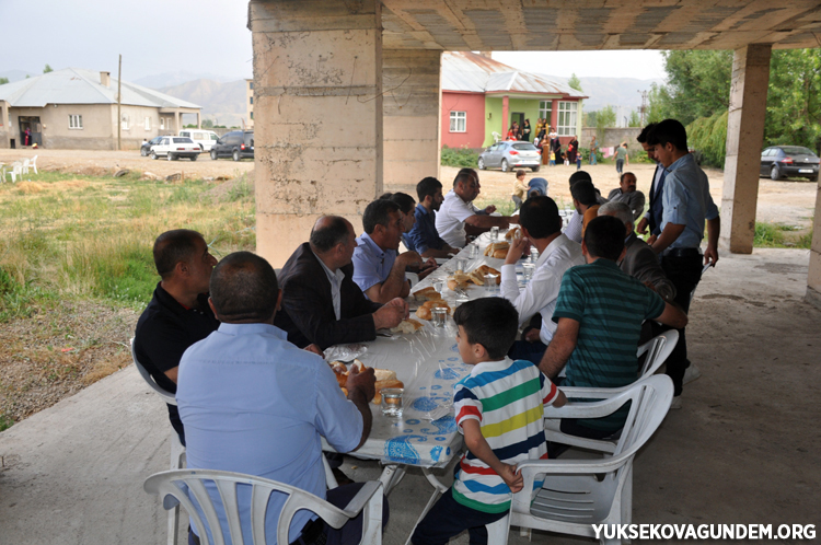 Çiftçi ailesinin mutlu günü 76