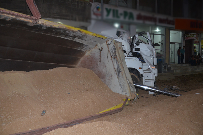 Yüksekova'da kum yüklü hafriyat kamyonu devrildi 1