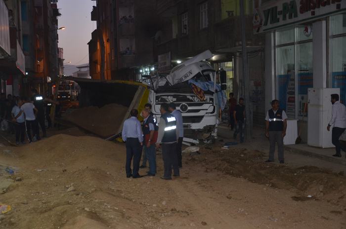 Yüksekova'da kum yüklü hafriyat kamyonu devrildi 3