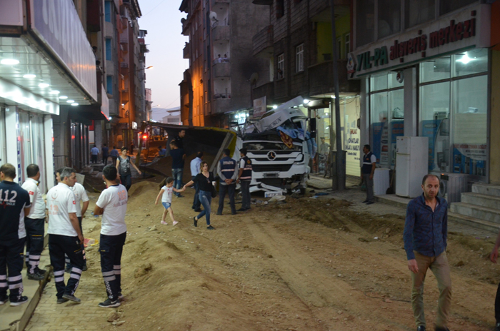 Yüksekova'da kum yüklü hafriyat kamyonu devrildi 4