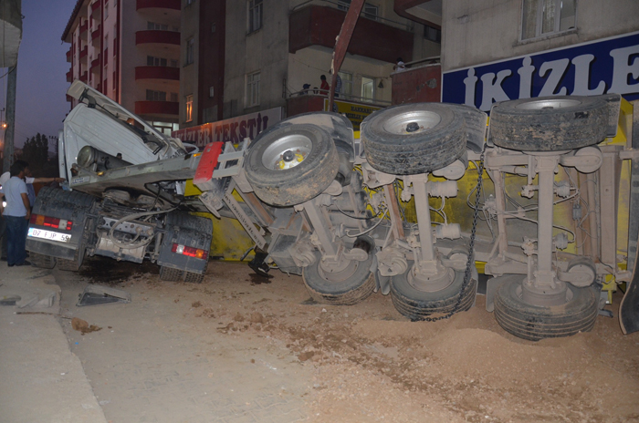 Yüksekova'da kum yüklü hafriyat kamyonu devrildi 5