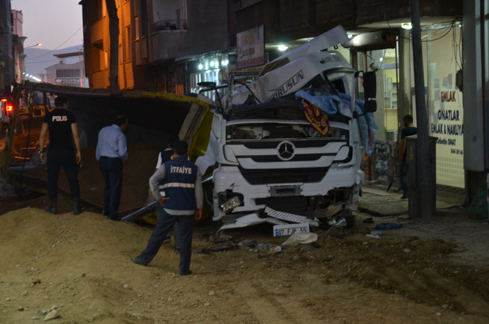 Yüksekova'da kum yüklü hafriyat kamyonu devrildi 6