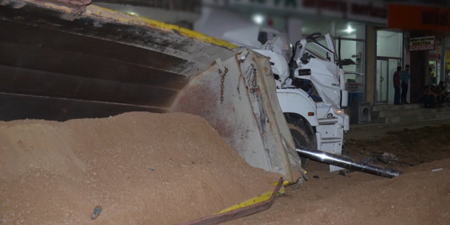 Yüksekova'da kum yüklü hafriyat kamyonu devrildi