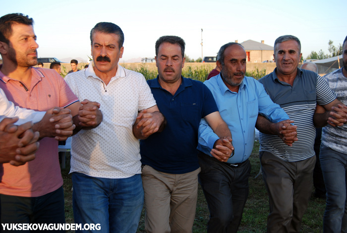 Öner ve Dündar ailesinin mutlu günü 90