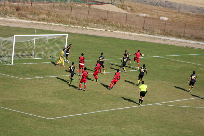 Yüksekova Belediyespor, Muş Spor FC'yi 2-0 Yendi 16