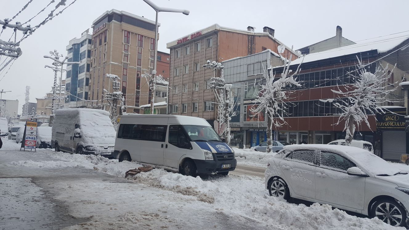 Yüksekova'da kar yağışı etkili oldu 13