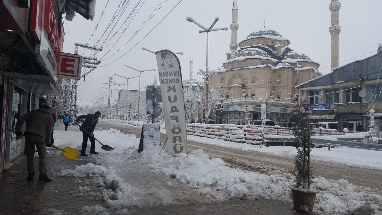 Yüksekova'da kar yağışı etkili oldu 2