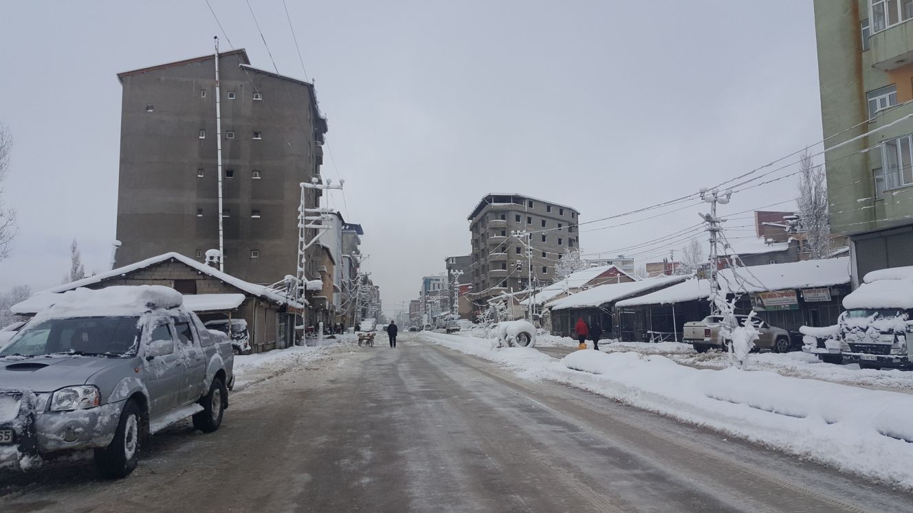 Yüksekova'da kar yağışı etkili oldu 3