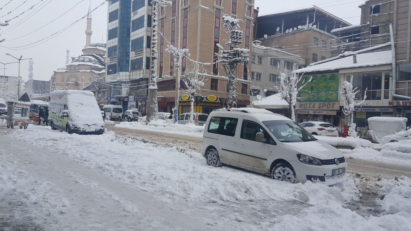 Yüksekova'da kar yağışı etkili oldu 4