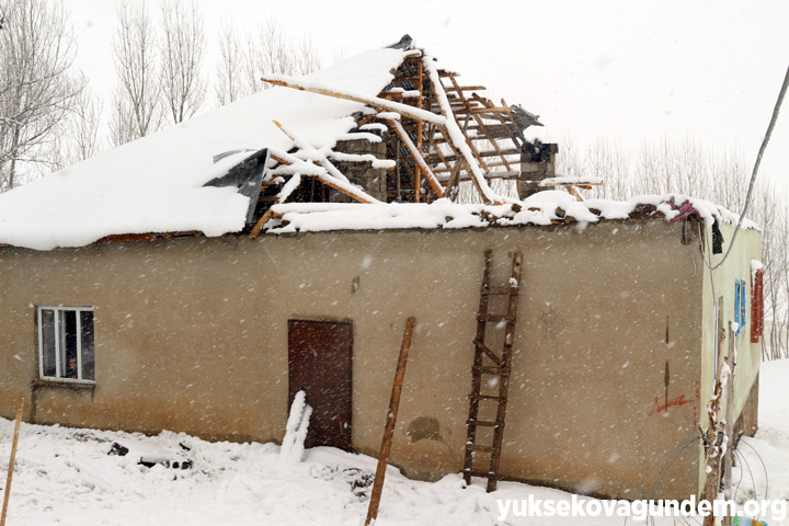 Yüksekova'da fırtına evin çatısını uçurdu 2