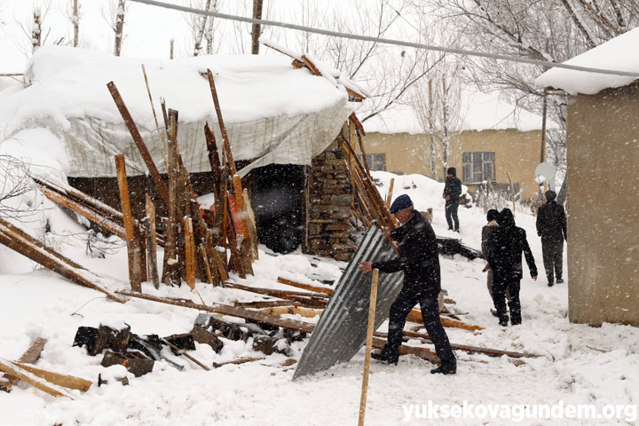 Yüksekova'da fırtına evin çatısını uçurdu 3