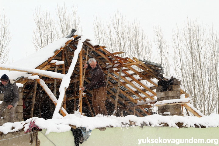 Yüksekova'da fırtına evin çatısını uçurdu 8