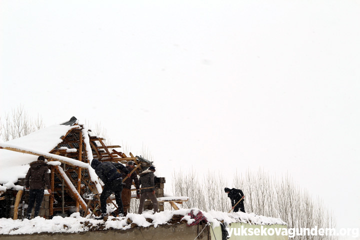 Yüksekova'da fırtına evin çatısını uçurdu 9