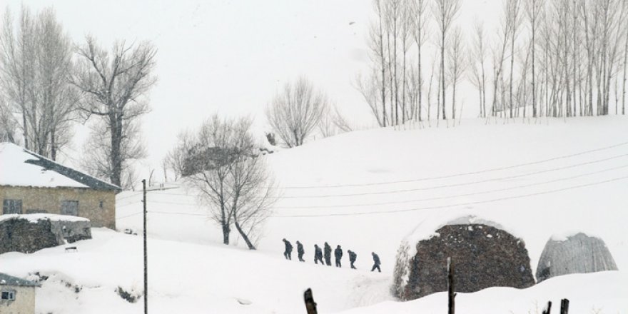 Yüksekova'da fırtına evin çatısını uçurdu