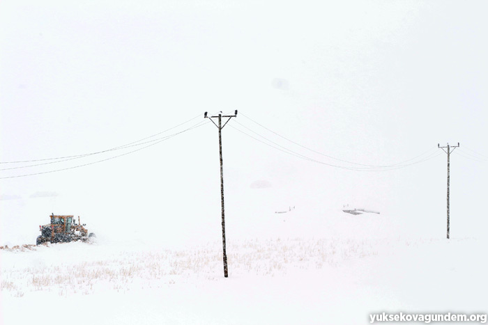 Yüksekova'da 14 köy ve 54 mezra yolu kardan kapandı 12