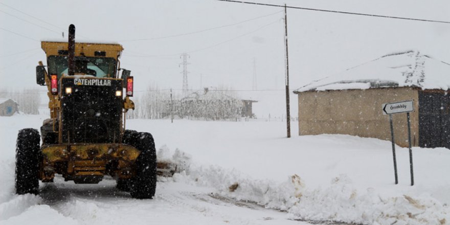 Yüksekova'da 14 köy ve 54 mezra yolu kardan kapandı