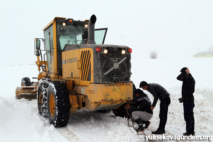 Yüksekova'da öğrenciler karda mahsur kaldı 1